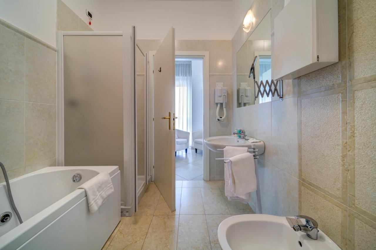 Hotel Carlton Beach ريميني المظهر الخارجي الصورة