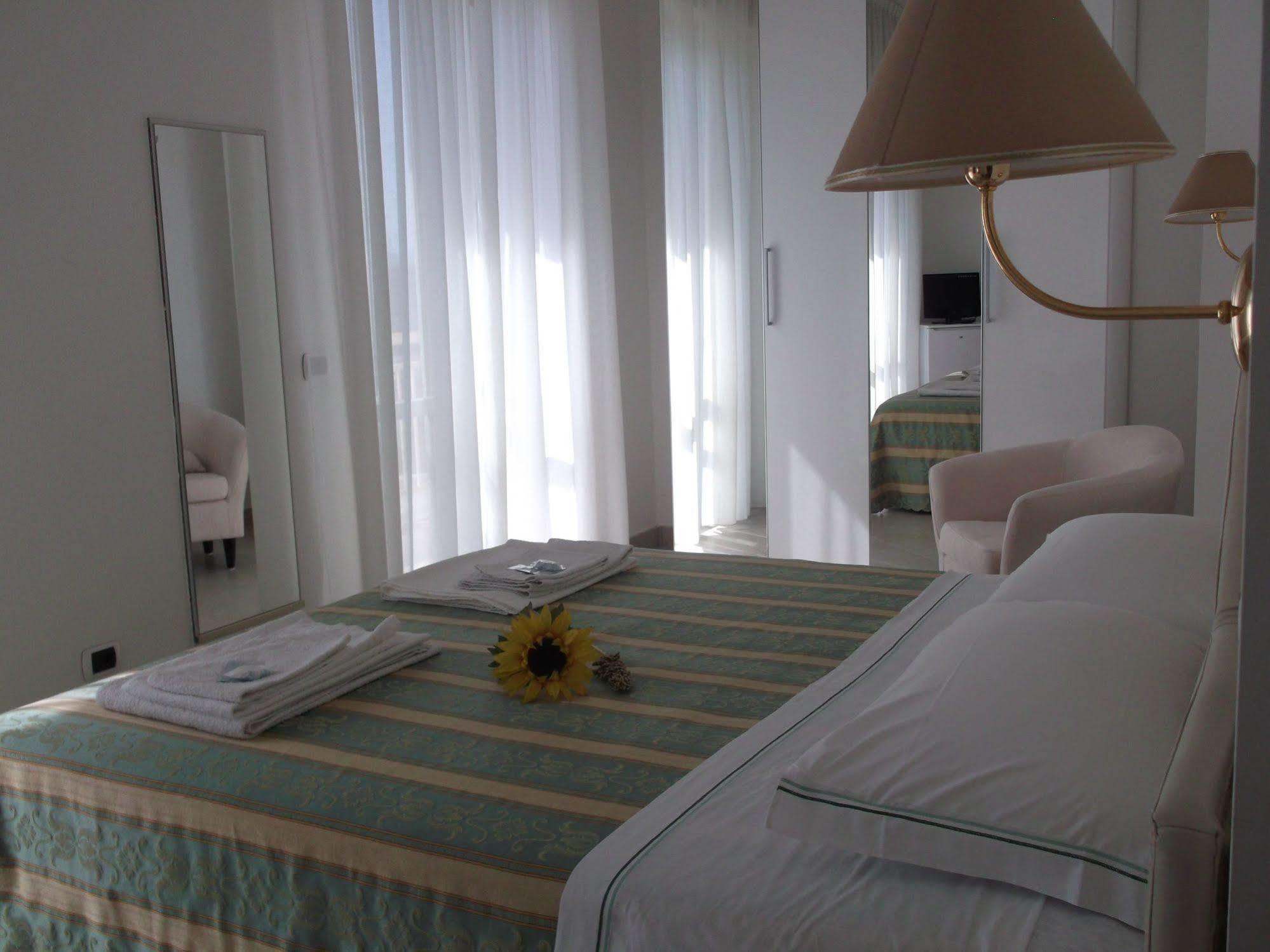 Hotel Carlton Beach ريميني المظهر الخارجي الصورة