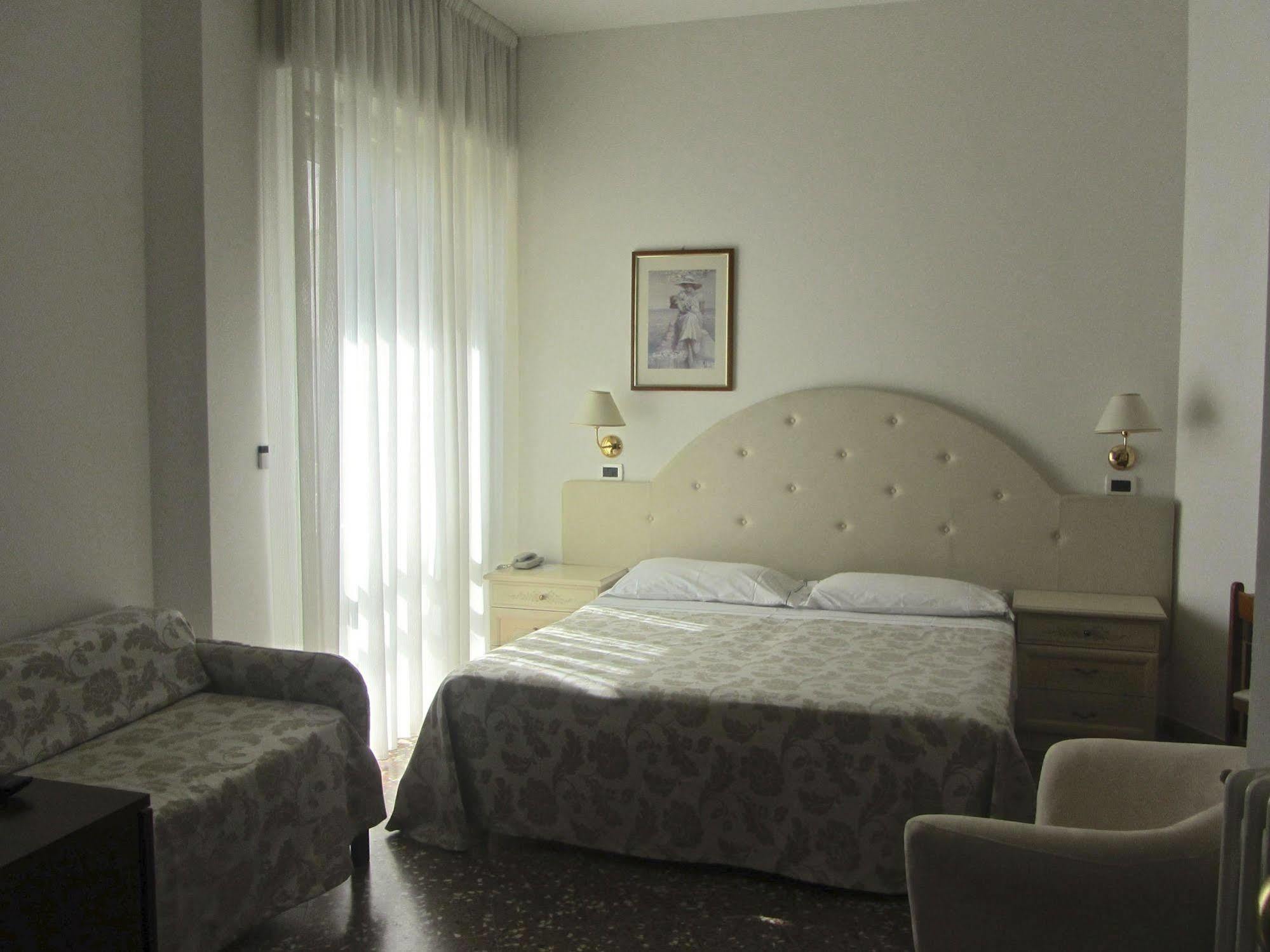 Hotel Carlton Beach ريميني المظهر الخارجي الصورة