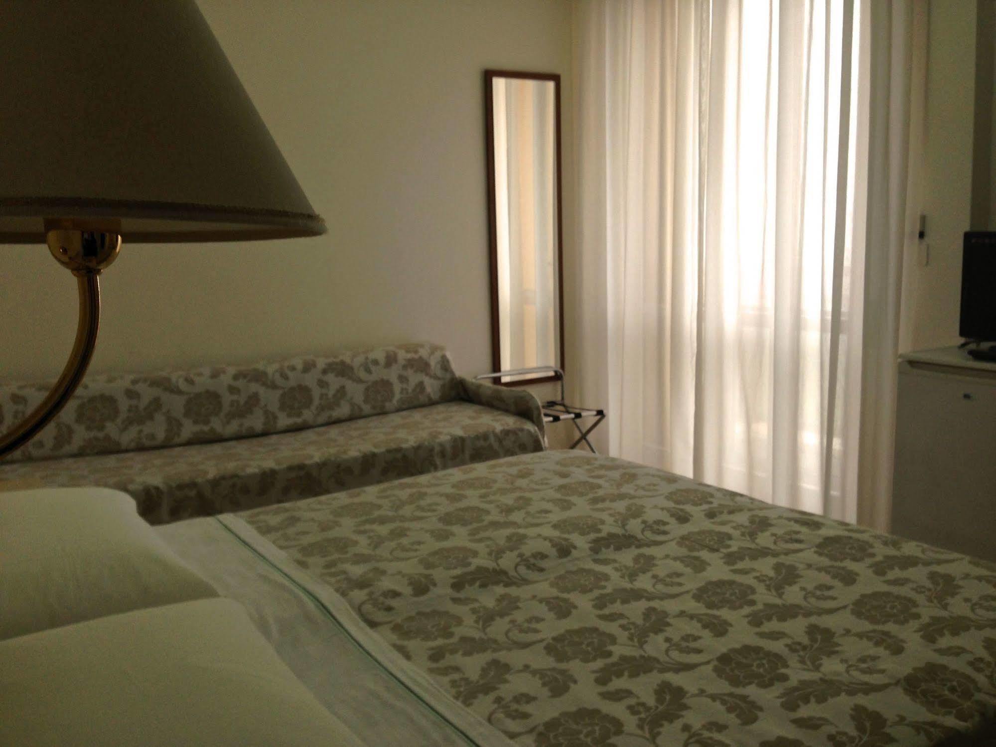 Hotel Carlton Beach ريميني المظهر الخارجي الصورة
