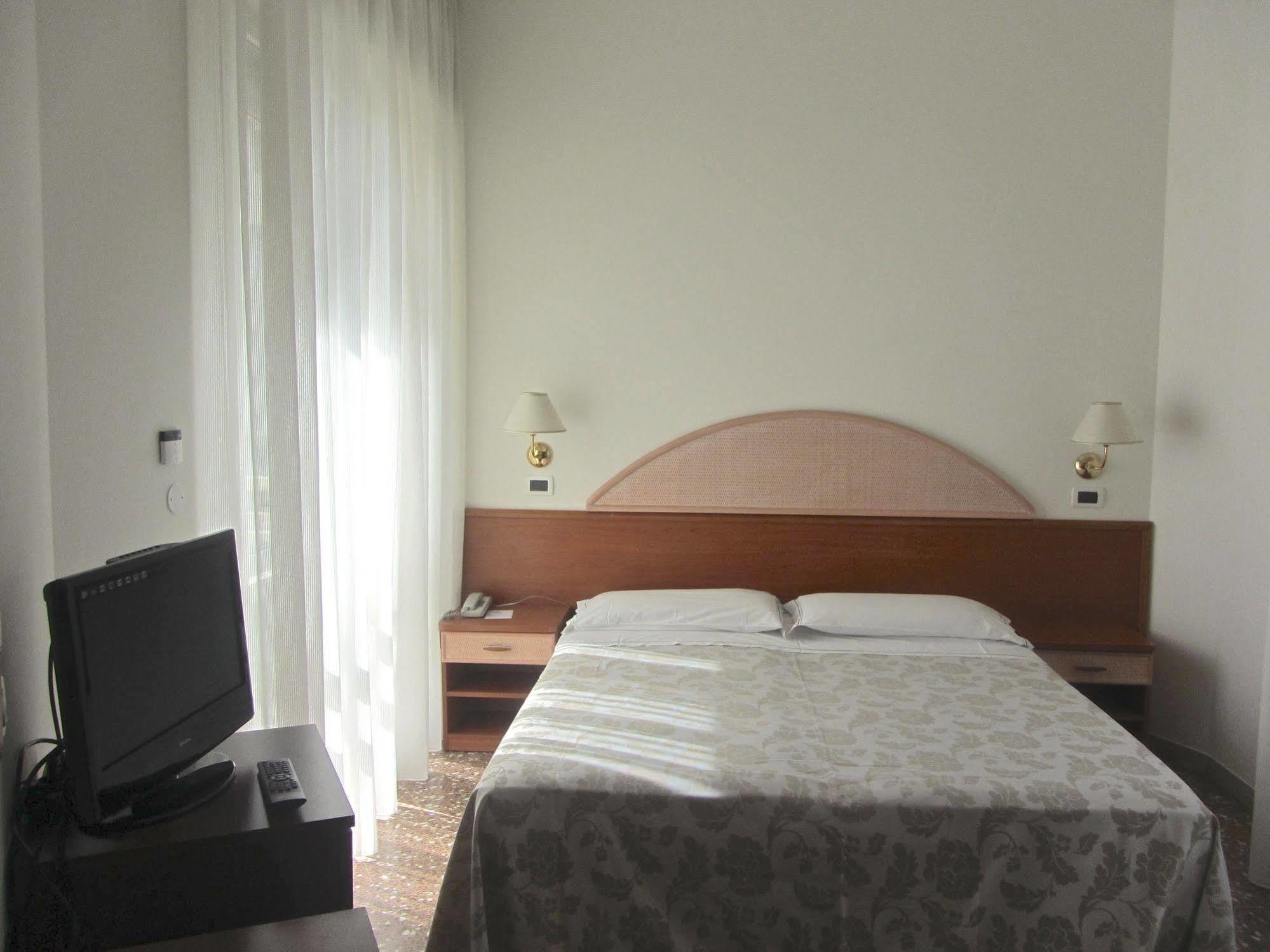 Hotel Carlton Beach ريميني المظهر الخارجي الصورة