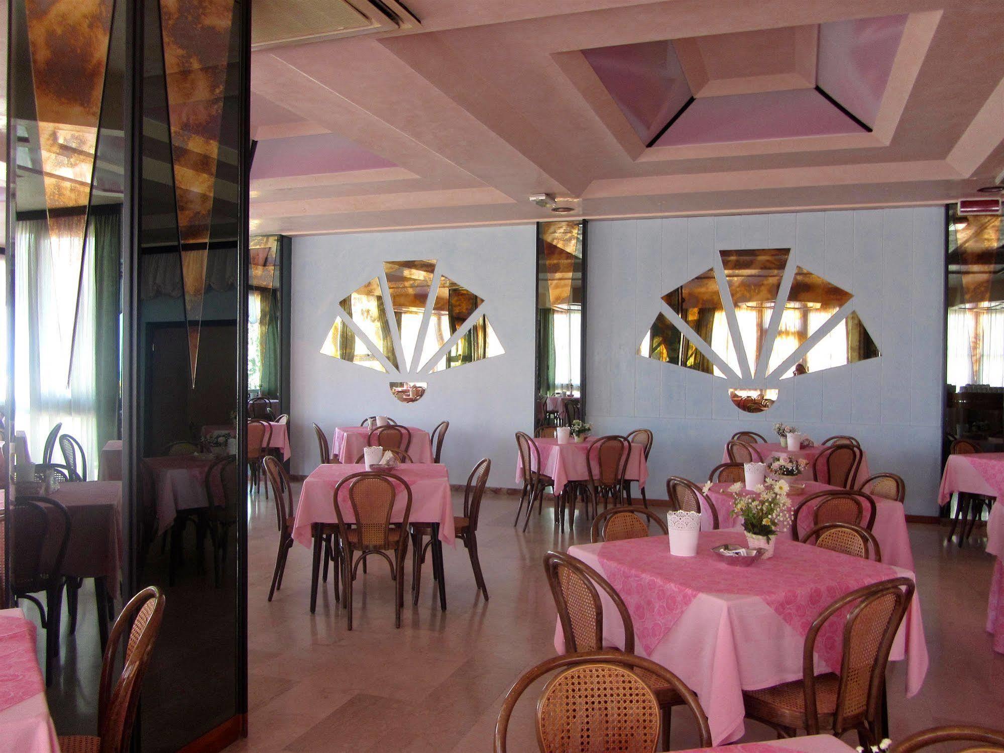 Hotel Carlton Beach ريميني المظهر الخارجي الصورة